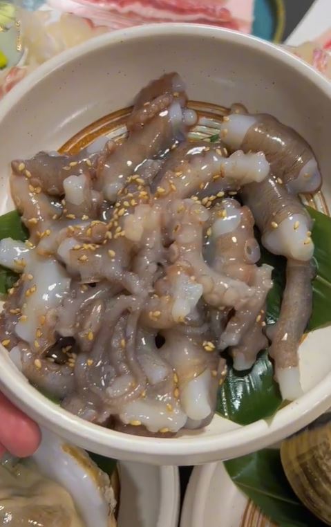 活章魚是南韓有名料理，把章魚切開後殘肢仍會不斷蠕動。