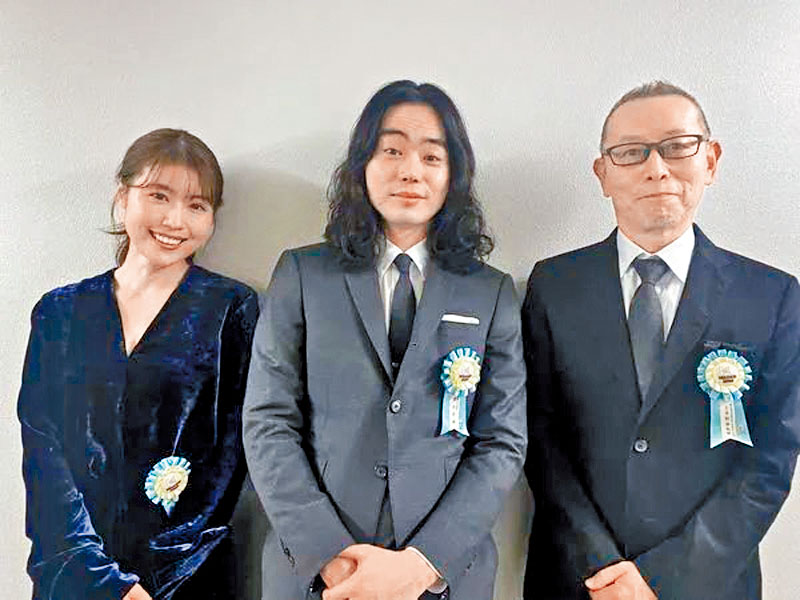 （左起）《她与他的恋爱花期》有村架纯、菅田将晖及导演土井裕泰都有现身颁奖礼。