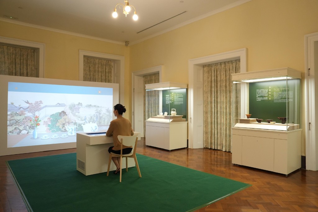 茶具文物館新展｜透過互動裝置《品茗空間——我的茶席提案》介紹中式茶席的基本配置。
