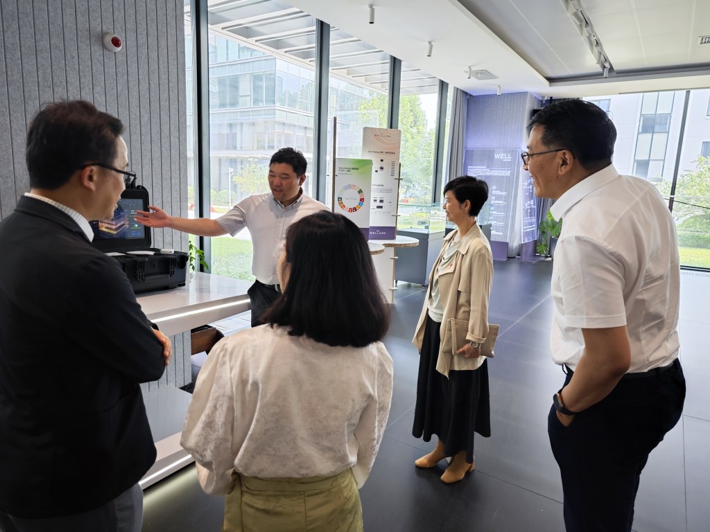 房屋局局長何永賢昨日(25日)前往北京訪問,首日行程是參觀「好房子」人居科技實驗室。何永賢FB圖片 房屋局局長何永賢昨日(25日)前往北京訪問,首日行程是參觀「好房子」人居科技實驗室。何永賢FB圖片
