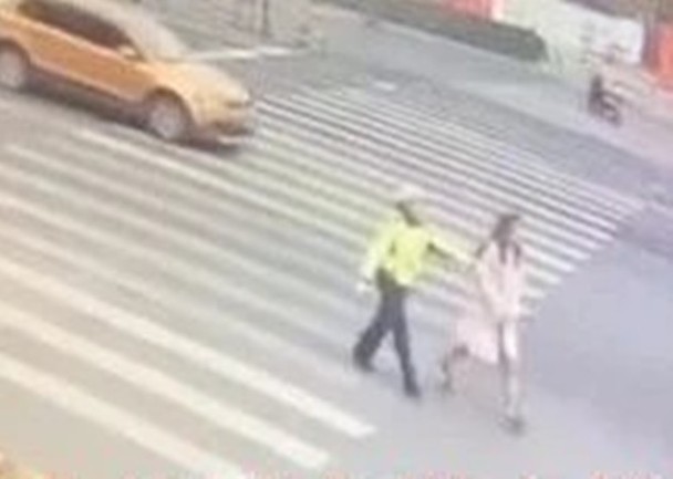 惡女在非機動車道上行走。網圖