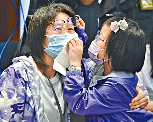 深水埗劏房戶林女士在會議上,不禁流下眼淚。
