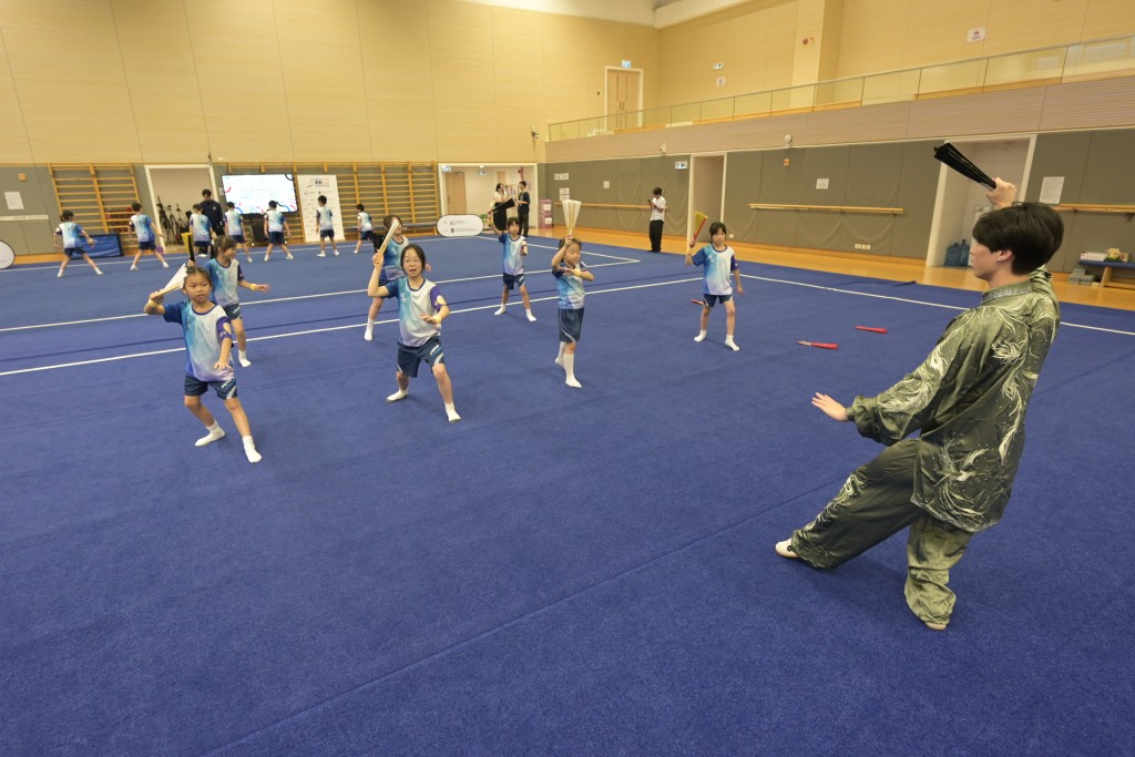 學生們在武術運動員的帶領下分組學習太極拳、南拳和劍術項目中的基本動作。公關提供