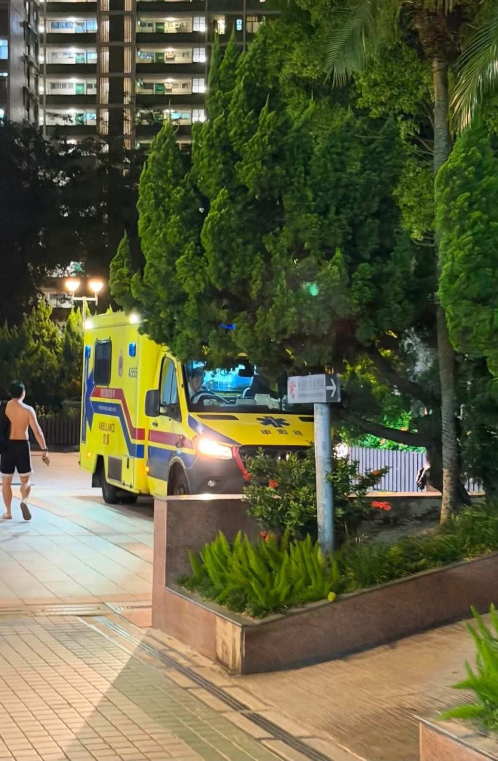 發帖者指救護車接報到場。網上片段截圖 發帖者指救護車接報到場。網上片段截圖