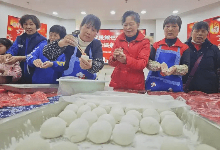 買料自製湯團的也不少。  新民晚報