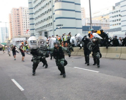 警方偉業街制服多名示威者