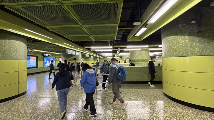 港鐵灣仔站附近有物阻礙路軌，港島綫上環站至鰂魚涌站列車服務一度受阻。梁國峰攝