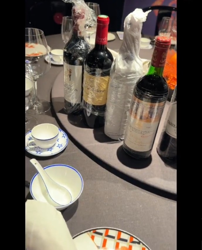 该女网民带备了6支红酒到上海滩餐厅。