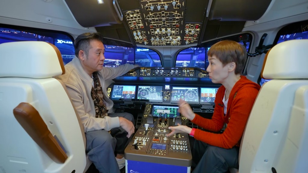 有一架中国首部商用机C919嘅模拟驾驶舱，美仪姐试坐之馀，仲食住《飞常》热话自己由Head姐升呢做机师。