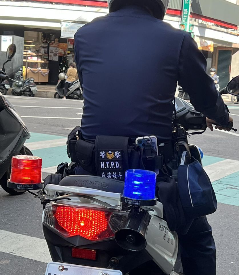網民分享照片，指警察腰包繡上了「屁孩殺手」四字。FB圖