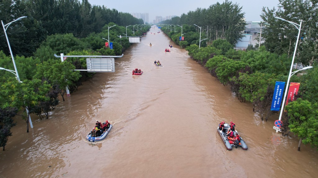 涿州的街道变成河流。　中新社