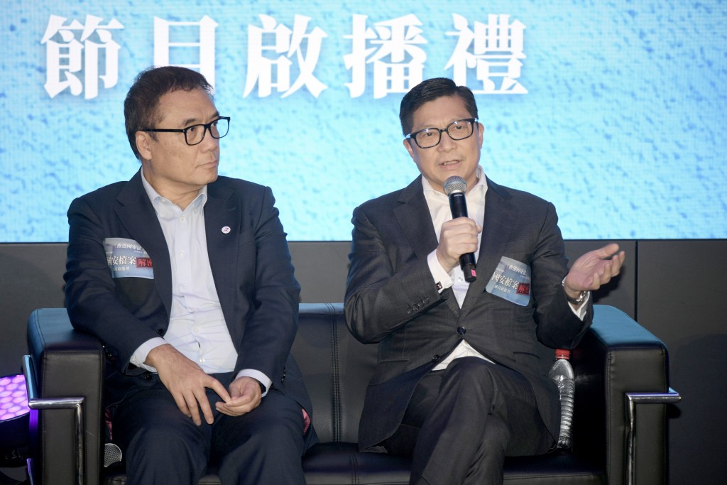 保安局局長鄧炳強（右）指，今次推出的電視節目可透過講解真實的國安案件，讓大眾清楚了解危害國安行為。