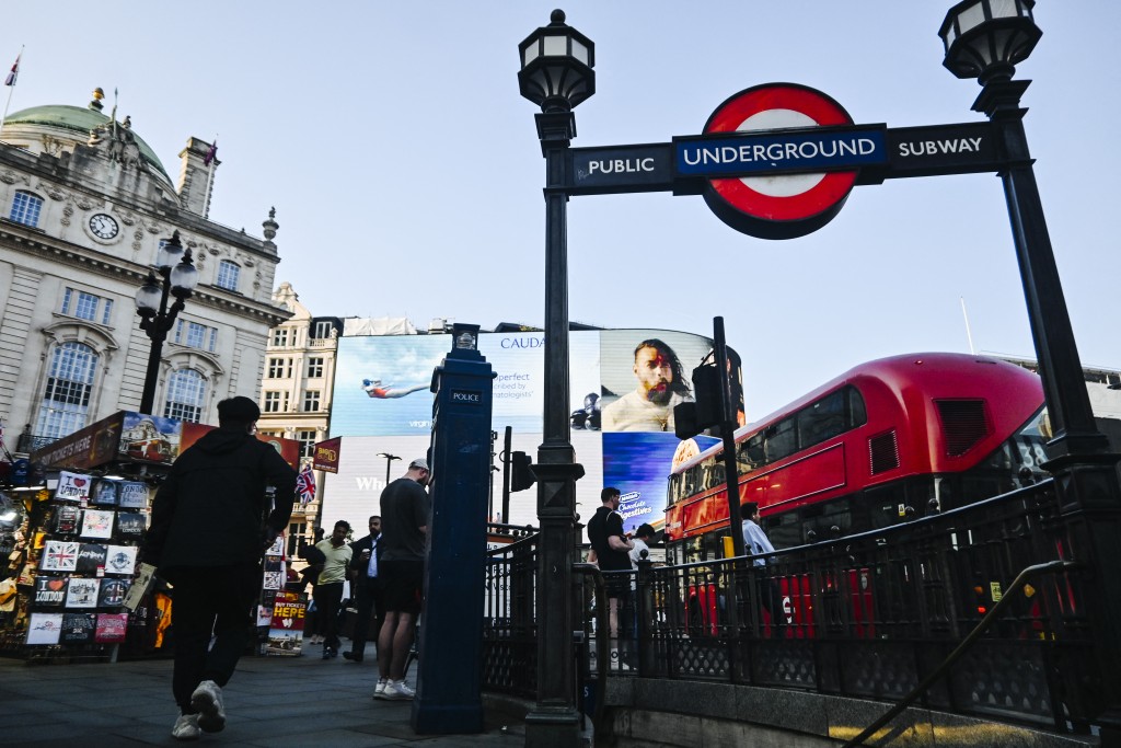 英國倫敦地鐵突發大停電，多條路線停運及延誤。法新社