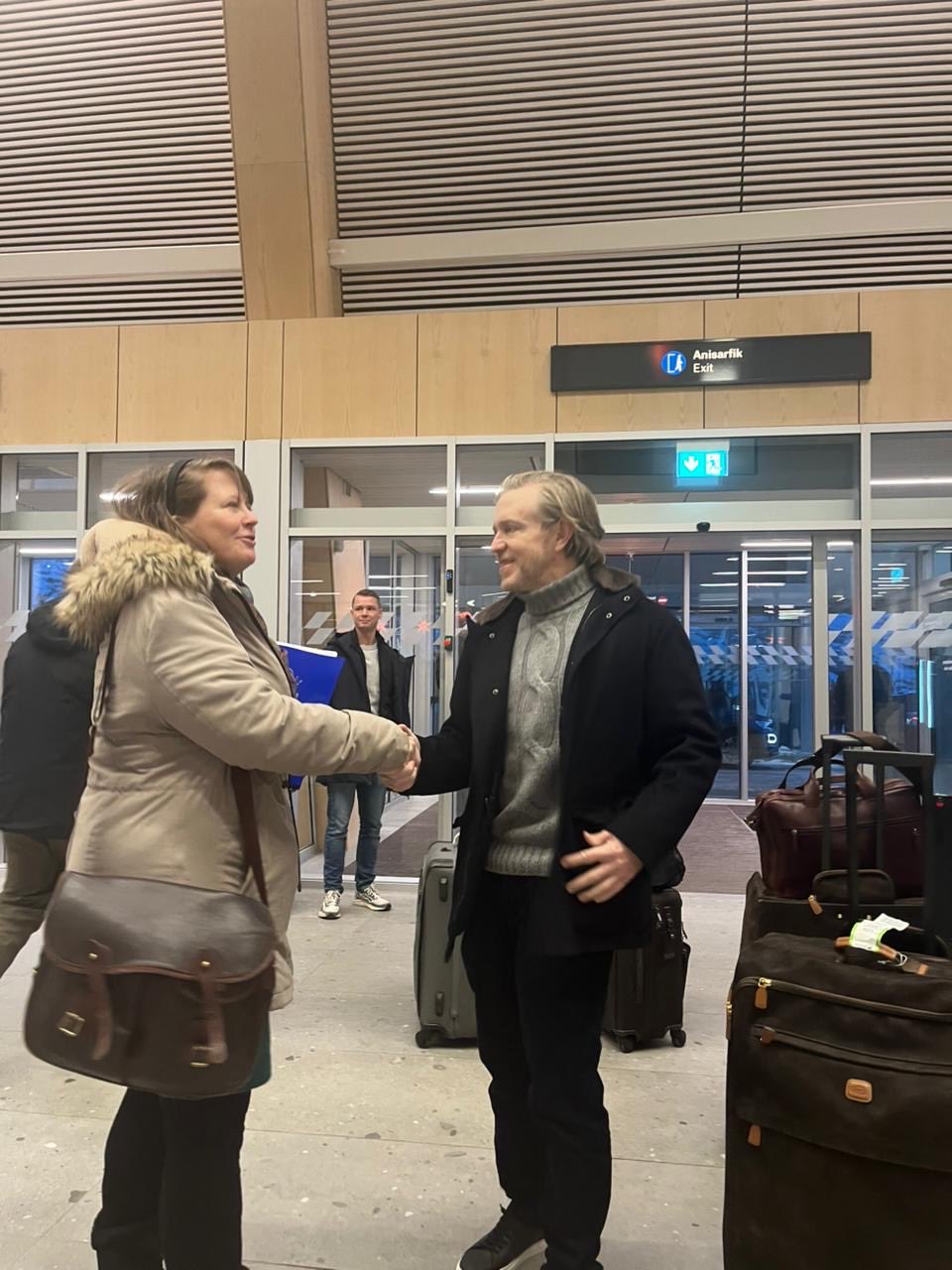 豪厄里（右）访问格陵兰。社交平台X