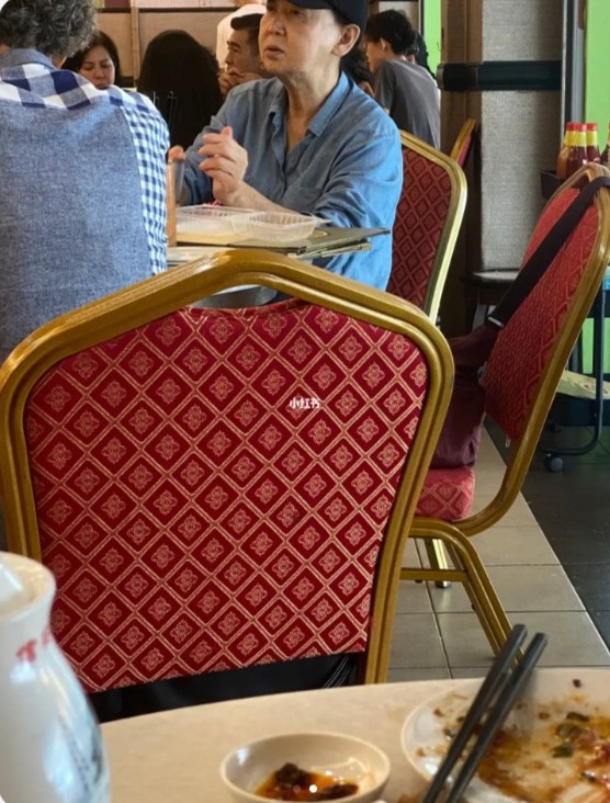 朱咪咪於馬來西亞一間酒樓飲茶，被隔離枱食客認出並偷拍她，照片上載到小紅書後，朱咪咪的素顏樣即引起網民討論。  ​
