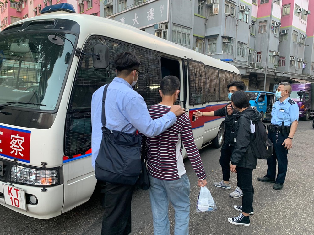 警方在觀塘的行動中拘捕6人。