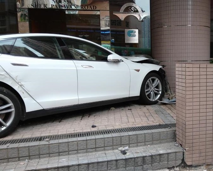 車頭及大廈玻璃損毀。Enders Leung圖片