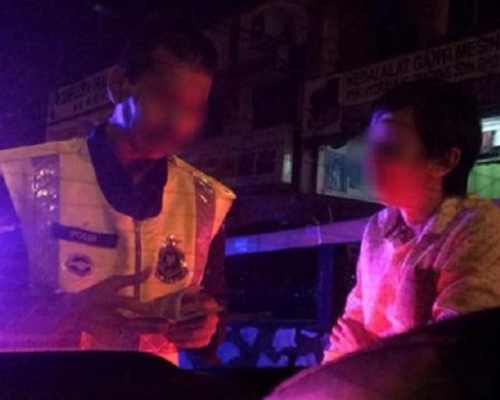 台灣孕婦與友人偷拍下的警察員與司機交涉。