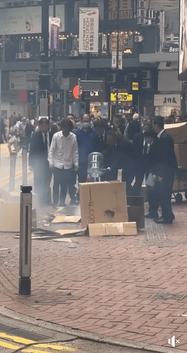 上載影片的網民對職員的迅速反應表示讚賞，形容其「勇敢及時」，同時亦憤怒質問：「邊個掉煙頭？」懷疑火警是由未熄滅的煙蒂引致。fb「車cam L（香港群組）」