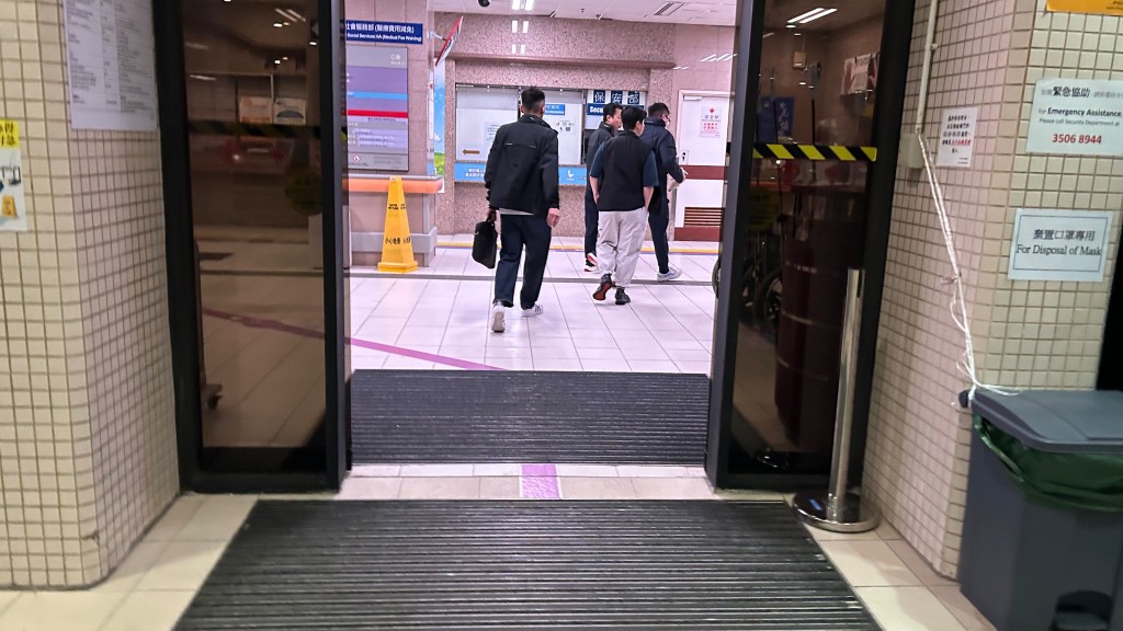 警員趕至醫院調查案件。蔡楚輝攝