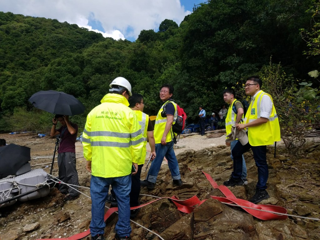 地政總署人員製作航空照片地圖