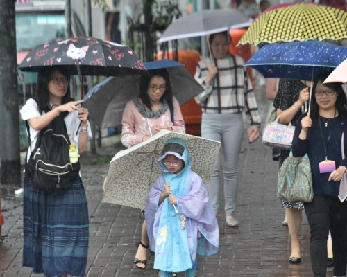 本港有狂風驟雨。