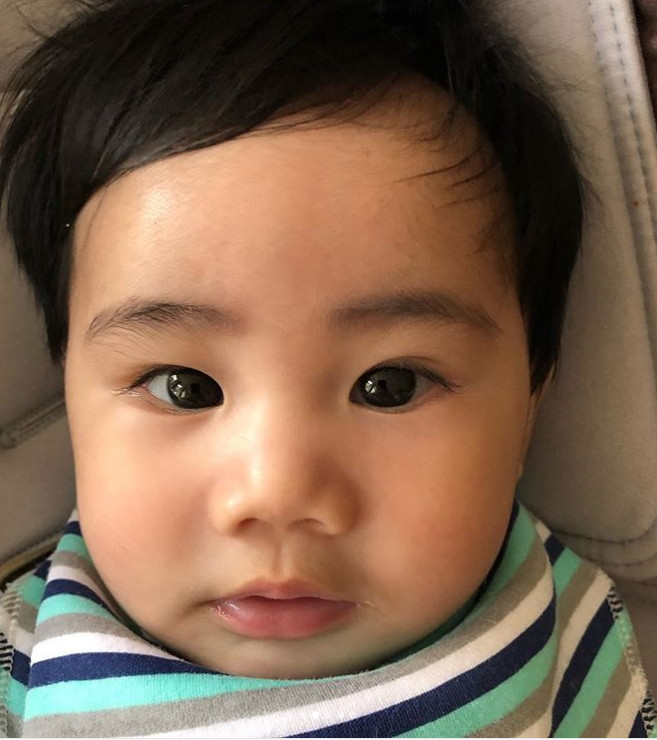 「小谷沐」眼气碌碌好得意。张震岳ig