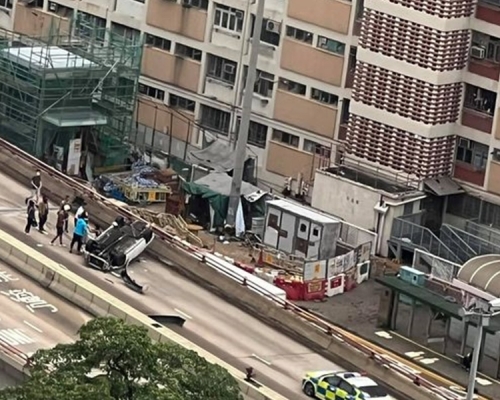 私家車自炒翻轉橫亙馬路上。圖:馬路的事 (即時交通資訊台) 網民:BK Kwan