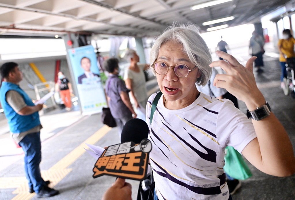 居民何女士不知道两方法团要拗到何时，感到很无奈。