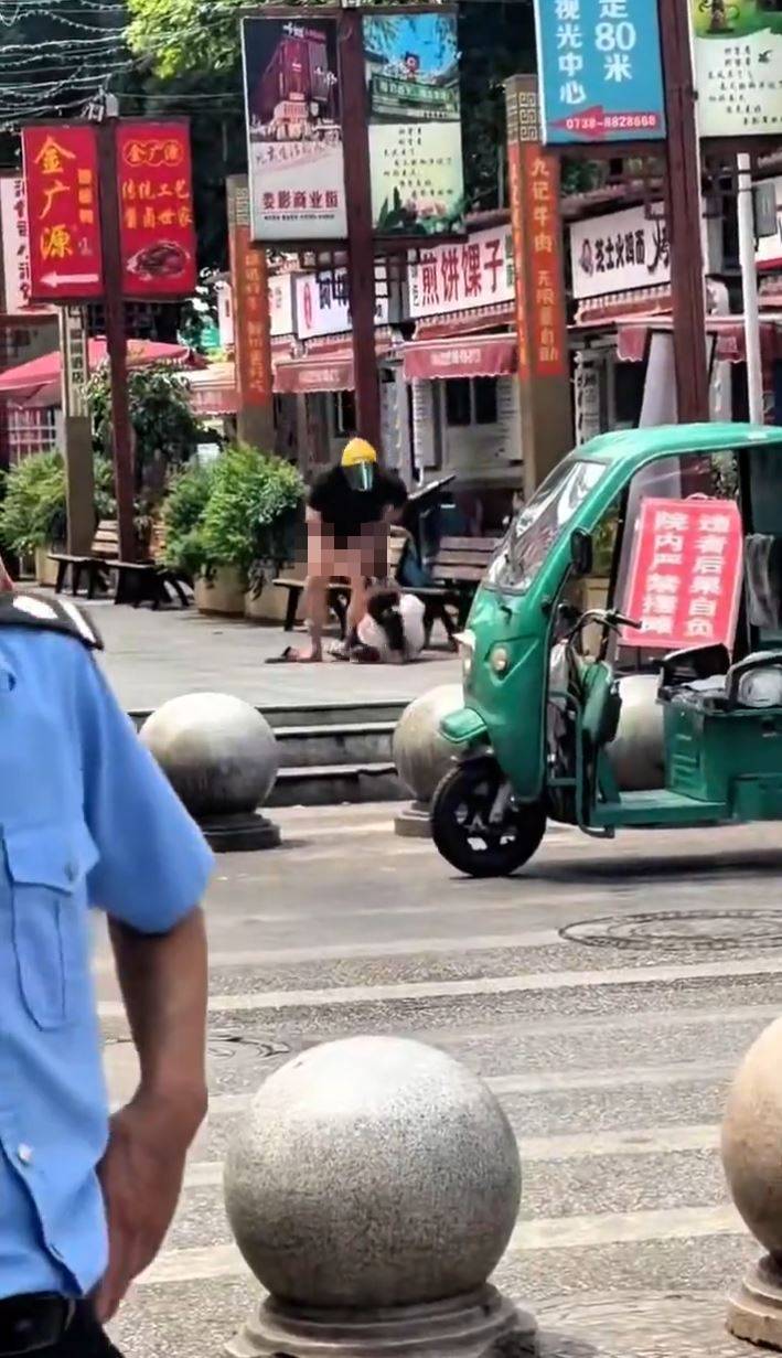 湖南有男騎手與大媽對戰，結果男的被脫光下身。