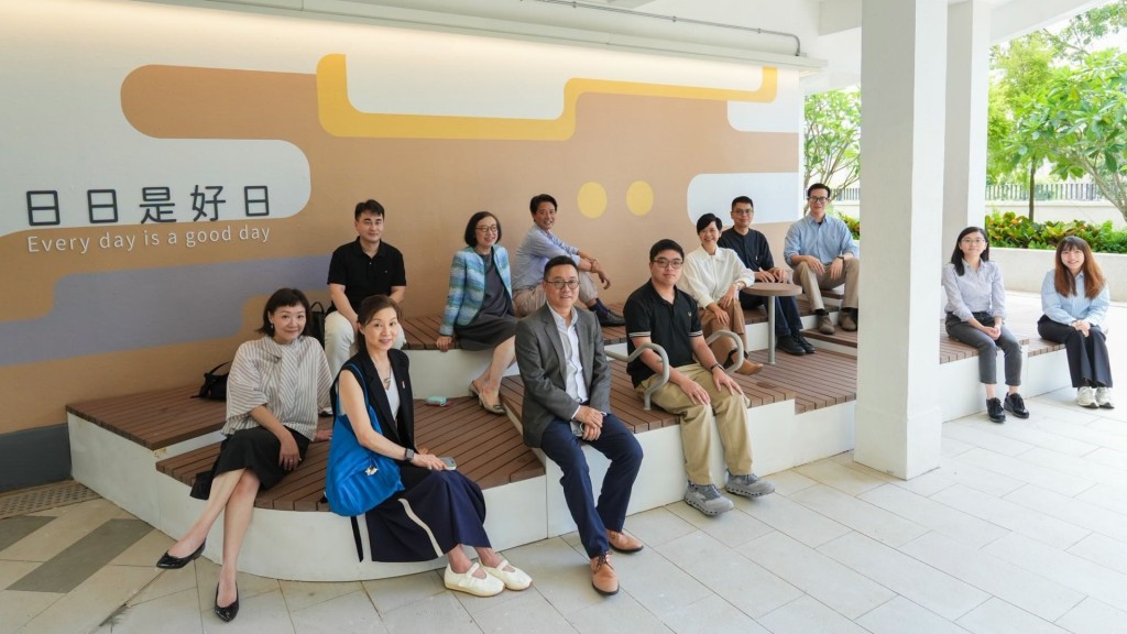 何永賢近日與香港大學基層醫療健康教研中心總監陳肇始到上水彩石邨視察。何永賢fb