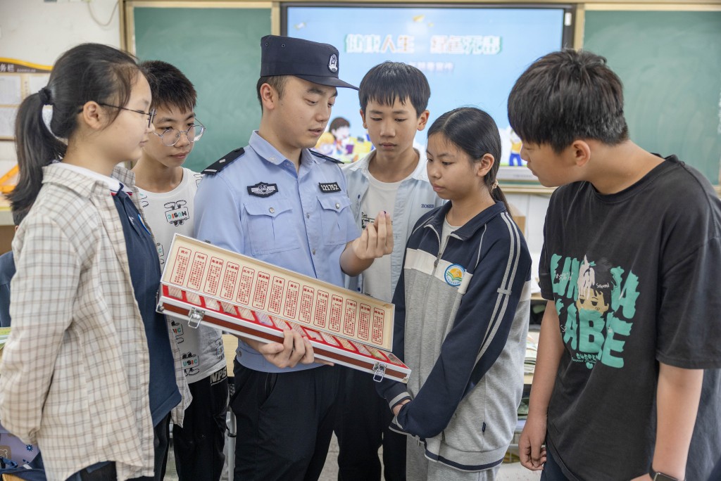 內地執法機構不時在校內進行禁毒宣傳。新華社