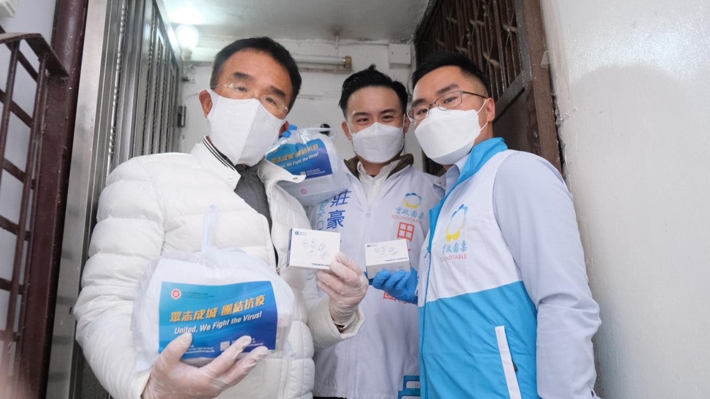 田北辰自費購買血氧機，連同防疫包送予「三無大廈」住戶。田北辰fb