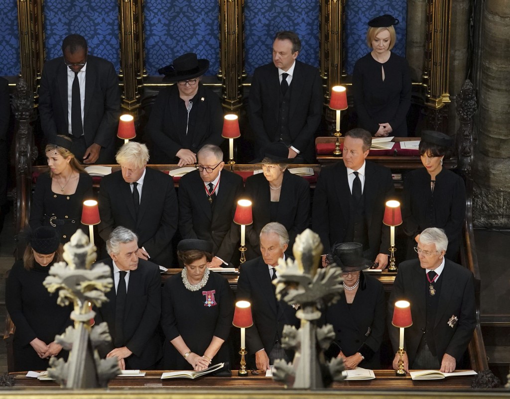 英國前首相約翰遜、文翠珊、卡梅倫都有出席國葬。AP圖片