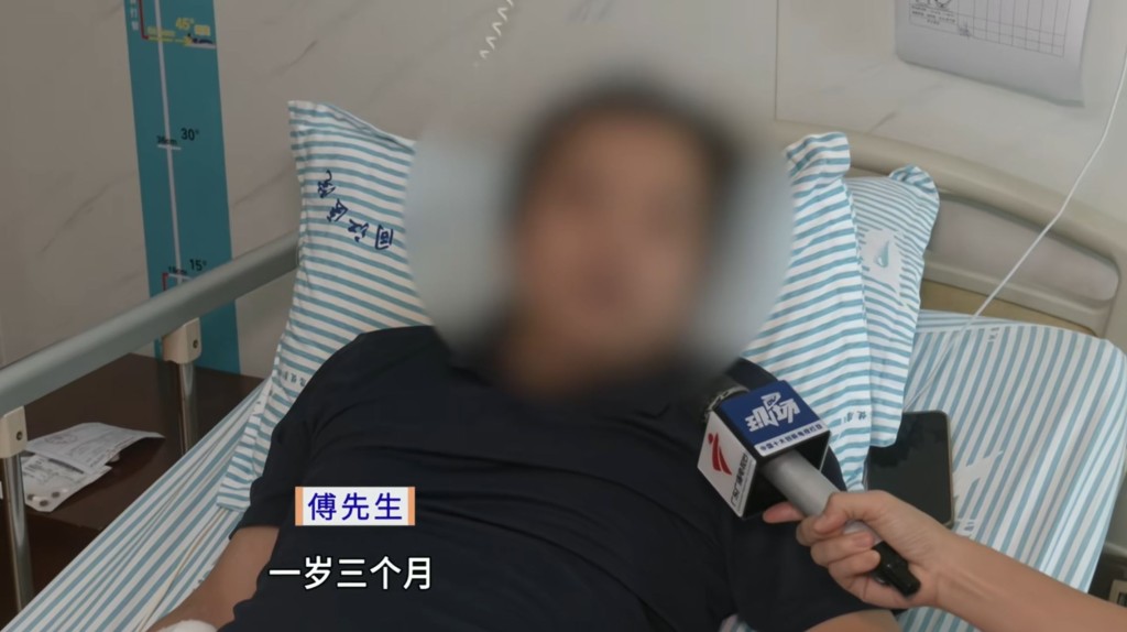 傅先生被困酒店洗手间4小时，撞门破窗致手部及肋骨骨折。DV现场