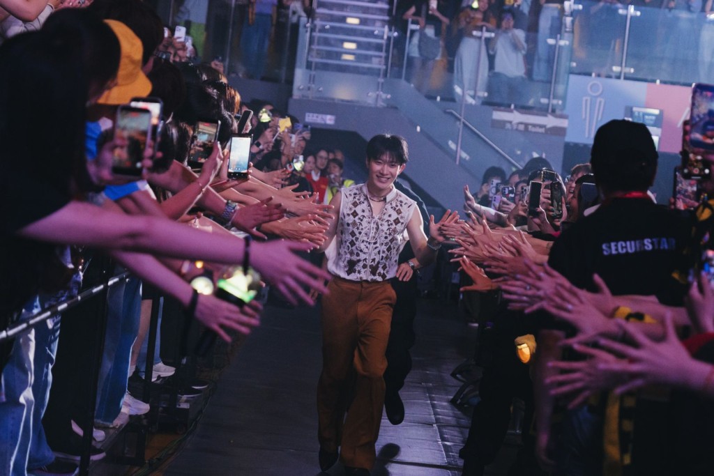 低音結他手李在真走落台與fans握手。 低音結他手李在真走落台與fans握手。