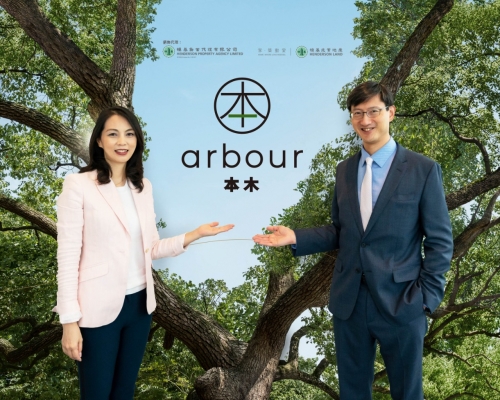 恒基韓家輝(右)稱,尖沙嘴德成街本木,最快月內出擊。左為李菲茹