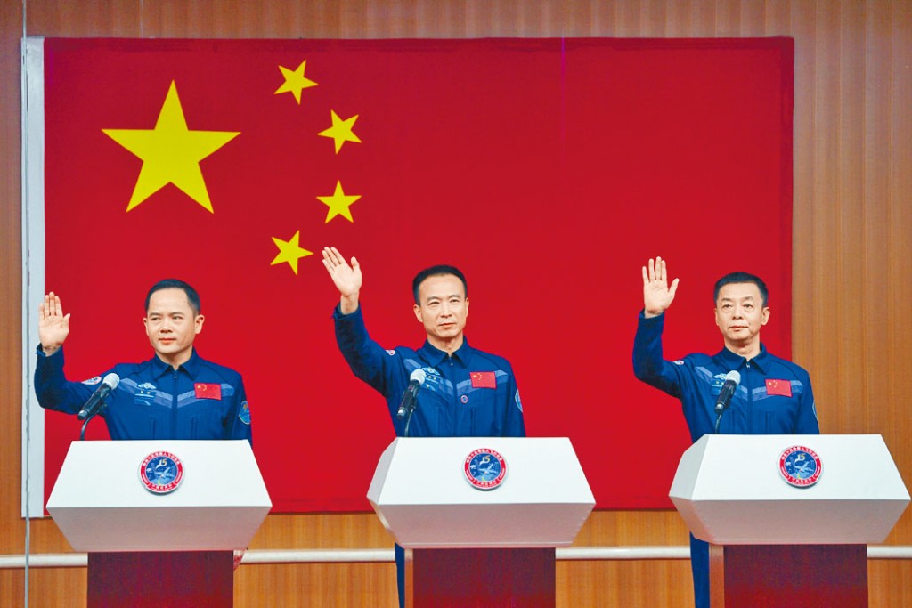 太空人費俊龍(中)、鄧清明(右)、張陸(左)昨天集體亮相。