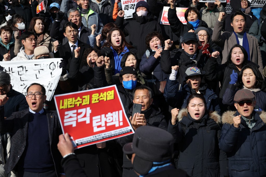 首爾人民在參加集會高喊口號，要求總統尹錫悅下台。 路透社