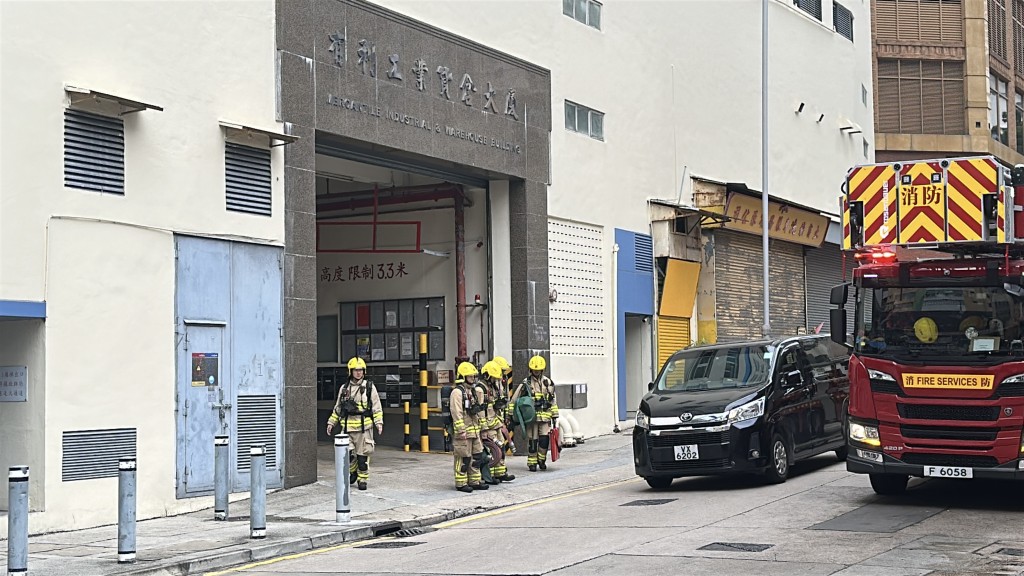 火警被救熄，消防員其後收隊離開。