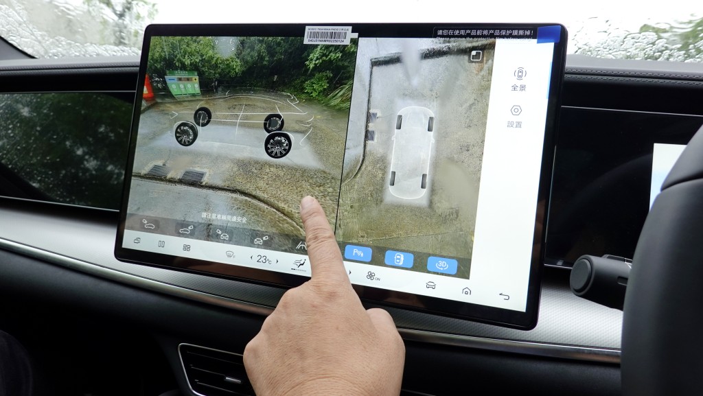比亞迪Sealion 7純電動4驅SUV香港試駕，內置360度環迴閉路電視連鳥瞰及車底虛擬圖像。