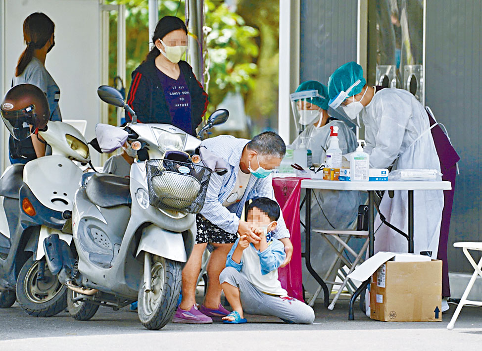台湾高雄有小童因害怕检测大哭。