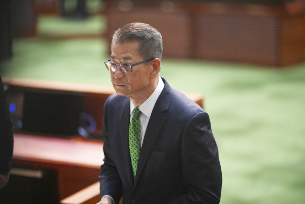 財政司司長陳茂波戴上綠色領呔。 蘇正謙攝
