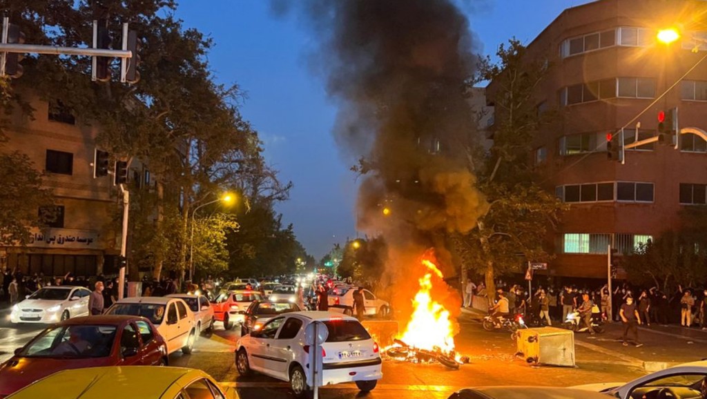有警察電單車被示威焚燒。REUTERS