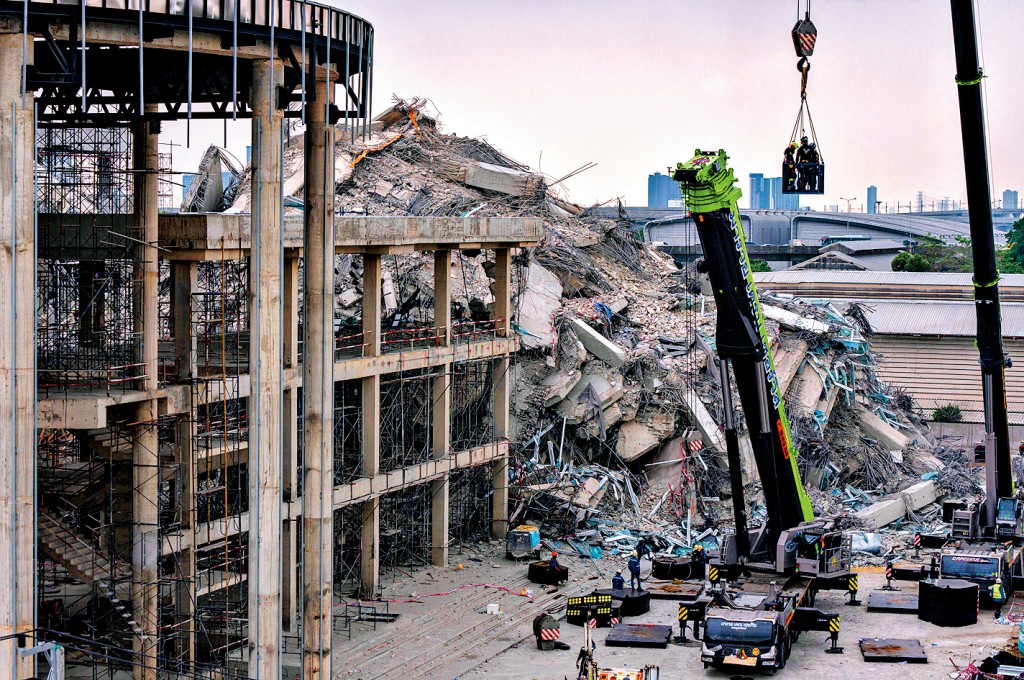救援人員在曼谷塌樓現場搜救。