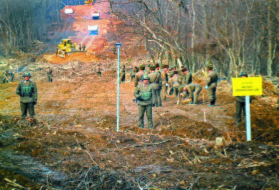 北韓在江原道鐵原郡箭頭高地的道路埋設地雷。  南韓國防部圖片