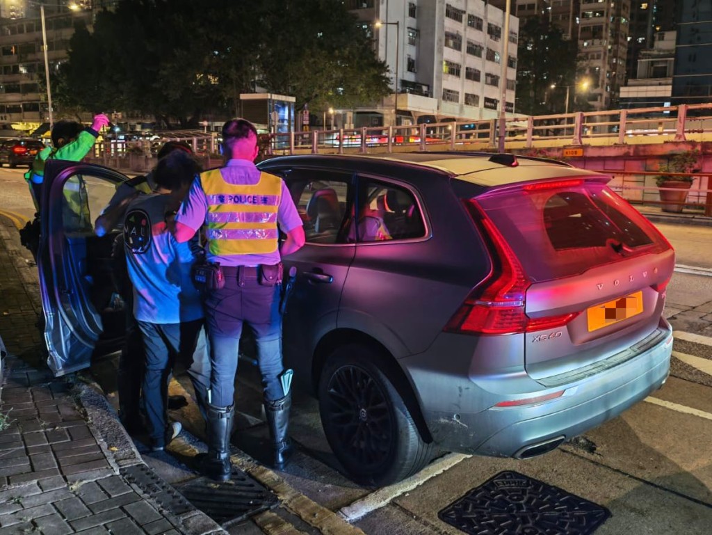 警東九龍打擊交通違例拘捕4人 發346張牛肉乾 錄479宗超速。警方圖片