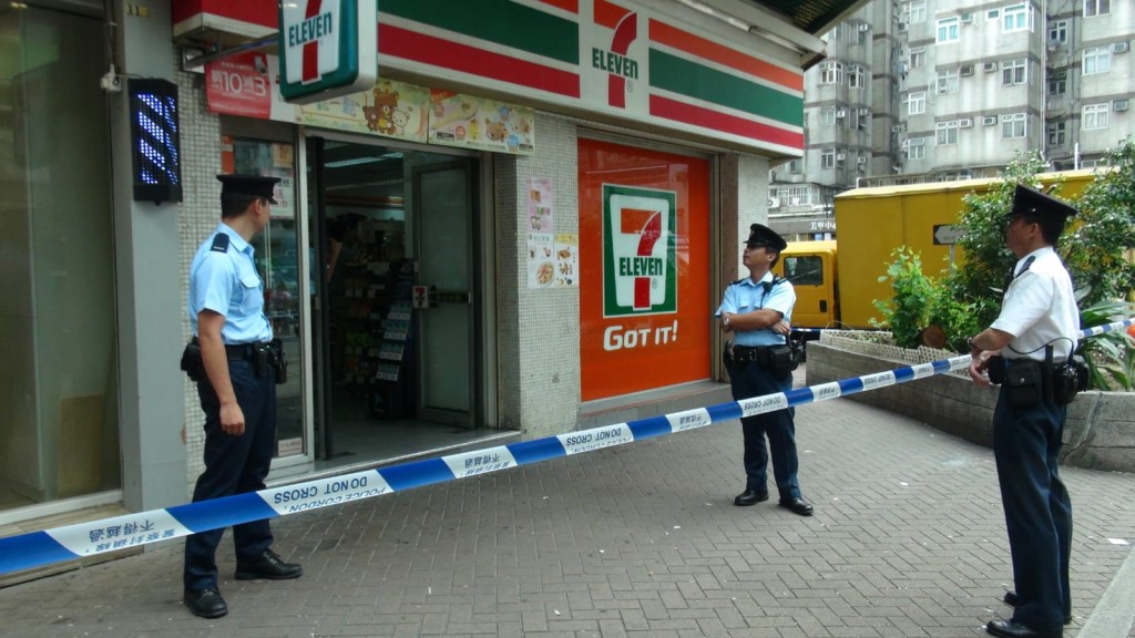 警員封鎖涉事便利店調查。林思明攝
