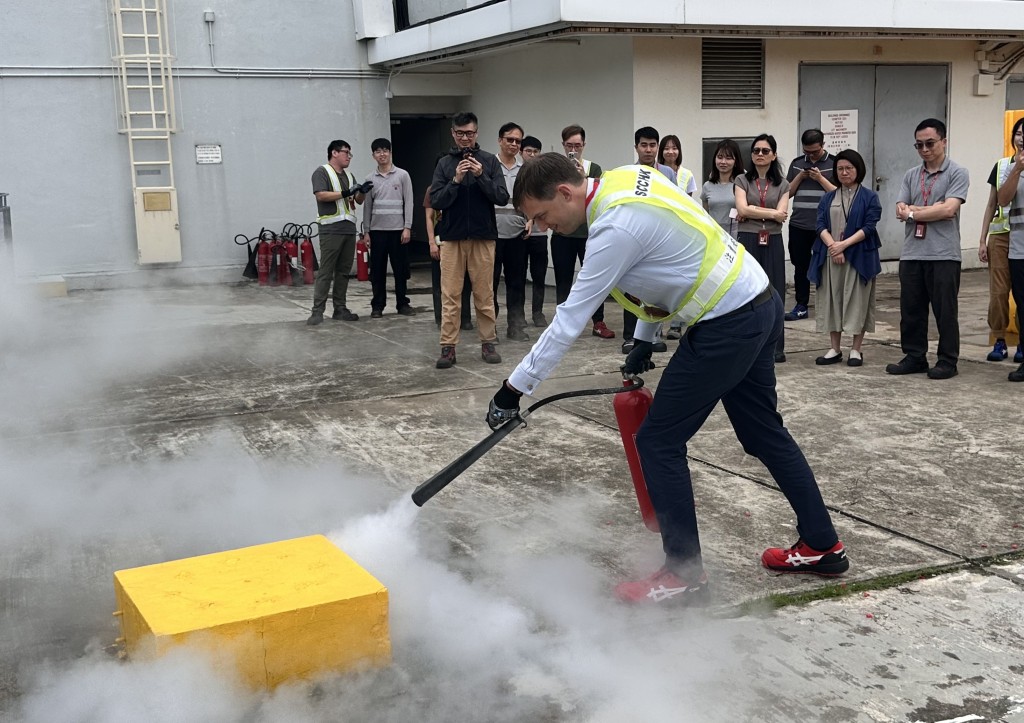 高逸才參與公司消防演練，強調安全領導力（safety leadership）由管理層做起。