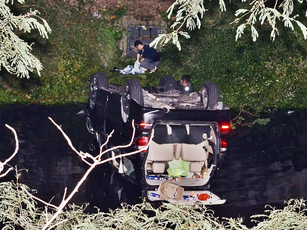 私家車失事衝落河道。